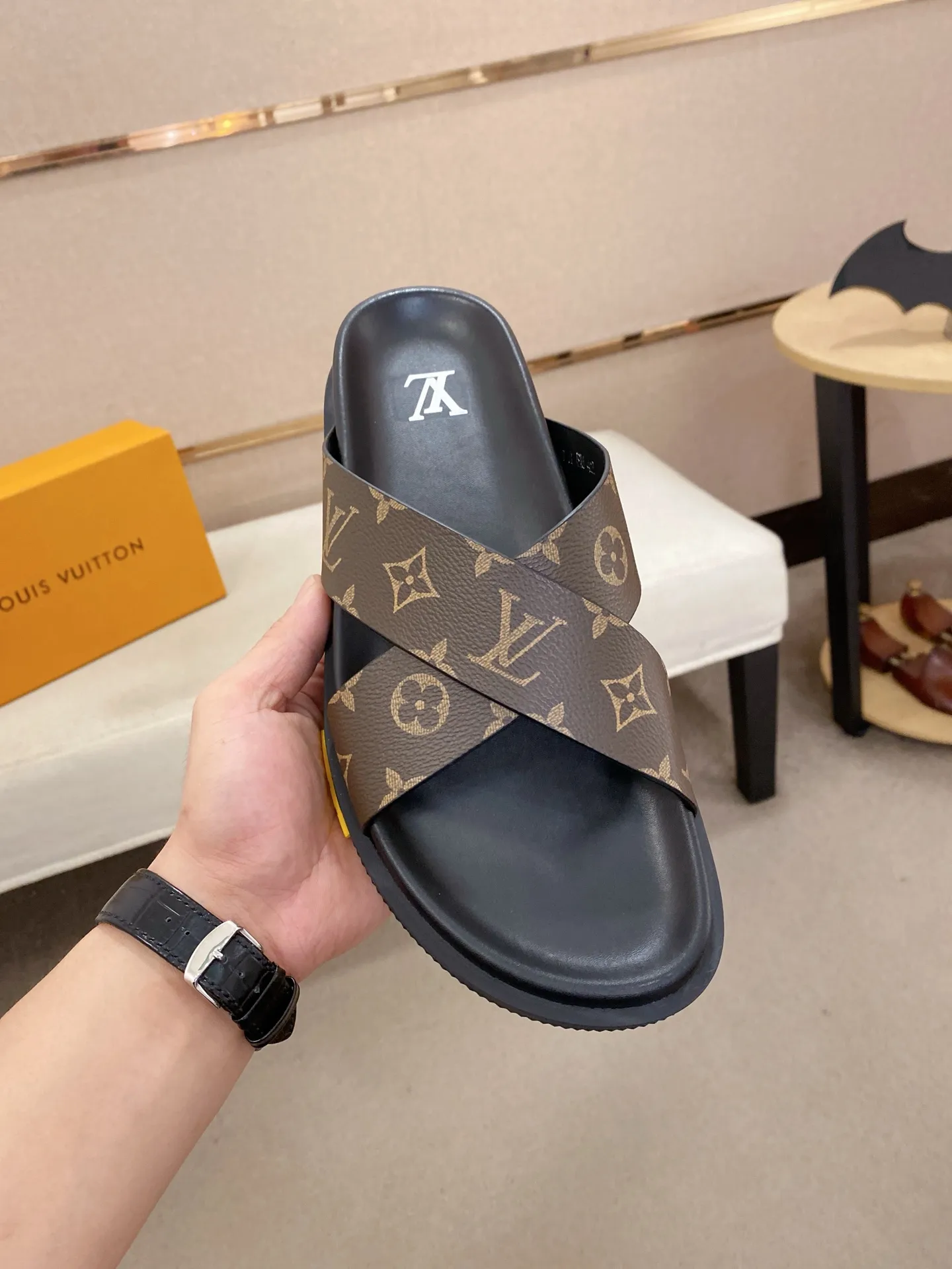 Factory price: 420💰Made by LV🔍Top purchasing agent. Men's spring and summer slippers are available at the same counter. The uppers are made of cowhide imported from Italy. High-quality craftsmanship, soles: original soles specially provided by the original factory, exclusive movable molded soles are super comfortable, original factory follow-up goods, 🔍🔍high quality, can be entered and exited the counter at will, welcome to compare, code number 38-44. Can be customized45